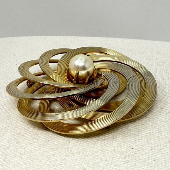Vintage Infinity Knot Brooch MCM Mid-Century Gold-Tone‎ Imitation Pearl Atomic - Picture 5 of 7